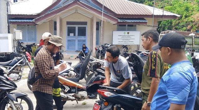 Salah seorang petugas BPK melakukan pemeriksaan sepeda motor yang menjadi kenderaan dinas Pemkab Anambas pada April 2026 lalu. (Foto/Istimewa).