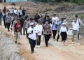 Kepala BP Batam yang juga Wali Kota Batam, Amsakar Achmad berjalan menuju lokasi proyek. (Foto/Humas).