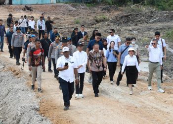 Kepala BP Batam yang juga Wali Kota Batam, Amsakar Achmad berjalan menuju lokasi proyek. (Foto/Humas).