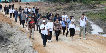 Kepala BP Batam yang juga Wali Kota Batam, Amsakar Achmad berjalan menuju lokasi proyek. (Foto/Humas).