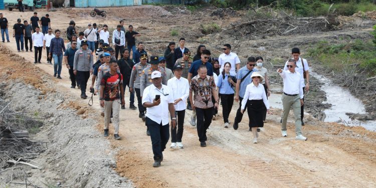 Kepala BP Batam yang juga Wali Kota Batam, Amsakar Achmad berjalan menuju lokasi proyek. (Foto/Humas).