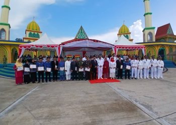 Pemerintah Kecamatan Lingga Beri Penghargaan Tokoh dan Abdi Masyarakat. (Foto/Handoyo).
