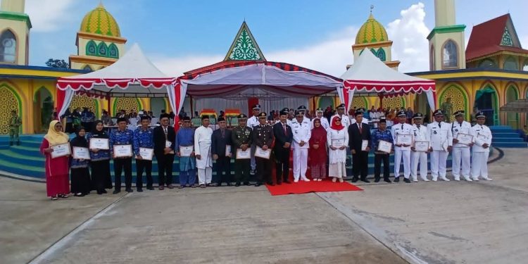 Pemerintah Kecamatan Lingga Beri Penghargaan Tokoh dan Abdi Masyarakat. (Foto/Handoyo).