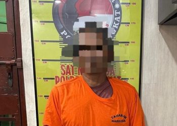 Tersangka pelaku pengedar narkoba yang berhasil di tangkap Polres Langkat. (Foto/Jhon).