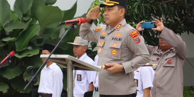 Kapolres Langkat Jadi Pembina Upacara di Yayasan Pendidikan Putra Jaya Jabal Rahman. (Foto/Jhon).