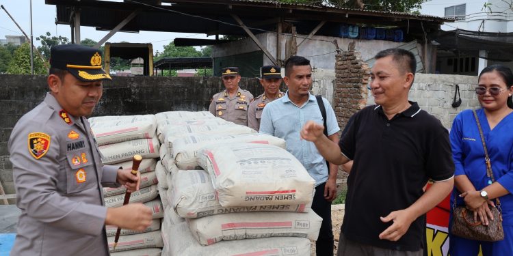 Kapolres Langkat Salurkan Bantuan Material untuk Pembangunan Gereja. (Foto/Jhon).
