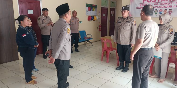 Kapolres Langkat tinjau fasilitas dan pasien di Klinik Polres. (Foto/Jhon).
