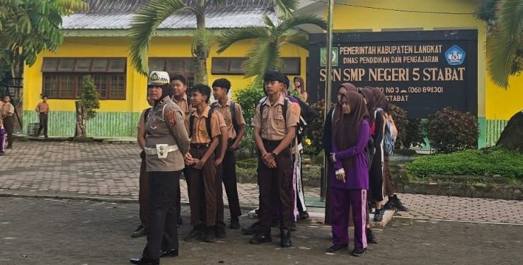 Ciptakan Generasi Muda Tertib Berkendara, Satlantas Polres Langkat Bekali Pelajar SMP. (Foto/Jhon).