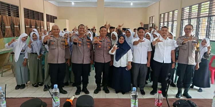 Polri Hadir di Sekolah, Sat Binmas Polres Langkat Edukasi Pelajar Cegah Pergaulan Bebas dan Gangguan Kamtibmas. (Foto/Jhon).
