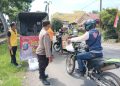 Polsek Kuala, Berbagi Nasi Kotak Sambil Pererat Kedekatan dengan Masyarakat. (Foto/Jhon).