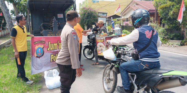 Polsek Kuala, Berbagi Nasi Kotak Sambil Pererat Kedekatan dengan Masyarakat. (Foto/Jhon).