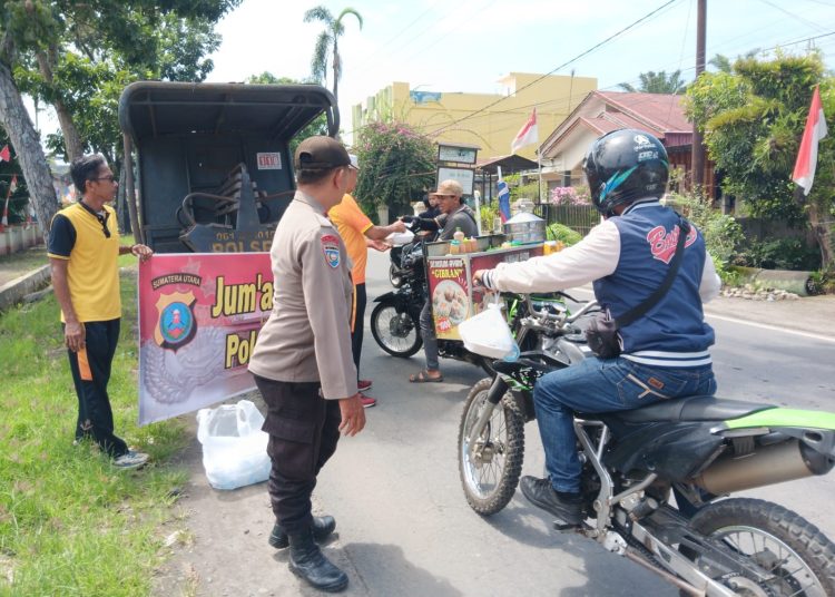 Polsek Kuala, Berbagi Nasi Kotak Sambil Pererat Kedekatan dengan Masyarakat. (Foto/Jhon).