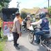 Polsek Kuala, Berbagi Nasi Kotak Sambil Pererat Kedekatan dengan Masyarakat. (Foto/Jhon).