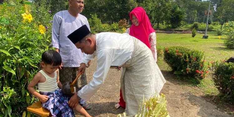 Mandi Safar di Replika Istana Damnah, Merawat Tradisi dan Ingatan Masyarakat Melayu. (Foto/Handoyo).