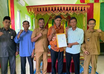 Mengukuhkan Amanah, KUA Lingga Serahkan Akta Ikrar Wakaf Masjid Al Marhamah Desa Mepar. (Foto/Handoyo).