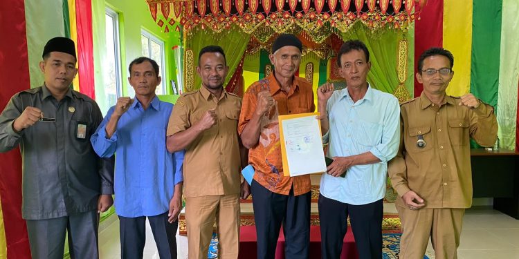 Mengukuhkan Amanah, KUA Lingga Serahkan Akta Ikrar Wakaf Masjid Al Marhamah Desa Mepar. (Foto/Handoyo).