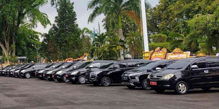 Ini contoh mobil dinas pemerintah Kabupaten Karimun saat parkir di lokasi parkir. (Foto/Istimewa).