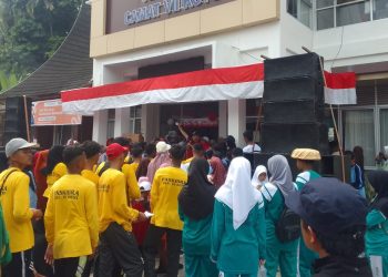 Anggota DPRD Padang Pariaman,Joe Aplinanda Lepas Peserta Jalan Santai HUT RI Ke-81.(Foto/Agustin).