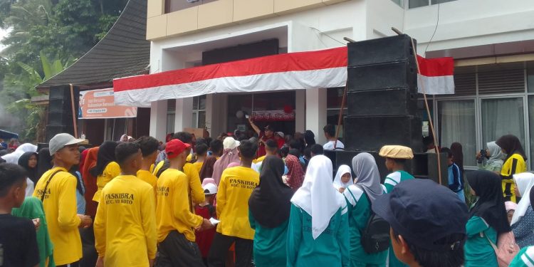 Anggota DPRD Padang Pariaman,Joe Aplinanda Lepas Peserta Jalan Santai HUT RI Ke-81.(Foto/Agustin).