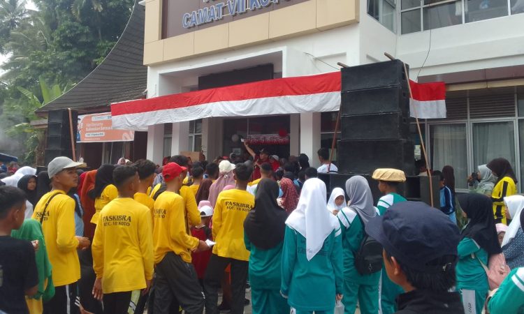Anggota DPRD Padang Pariaman,Joe Aplinanda Lepas Peserta Jalan Santai HUT RI Ke-81.(Foto/Agustin).