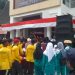 Anggota DPRD Padang Pariaman,Joe Aplinanda Lepas Peserta Jalan Santai HUT RI Ke-81.(Foto/Agustin).