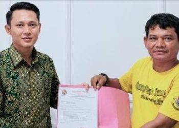 DPP LPPKI Nasional Serahkan Mandat Ketua DPD LPPKl Padang Pariaman Rommy Oktavianus.(Foto/Agustin).