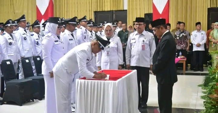 Bupati Padang Pariaman,John Kenedy Azis Resmi Melantik 73 Wali Nagari.(Foto/Agustin).