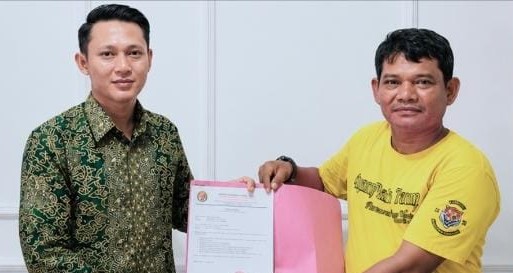 DPP LPPKI Nasional Serahkan Mandat Ketua DPD LPPKl Padang Pariaman Rommy Oktavianus.(Foto/Agustin).
