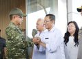 Panglima TNI, Jenderal Agus Subiyanto, berjabat tangan dengan wali Kota Amsakar.(Foto/Istimewa).