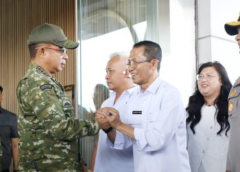 Panglima TNI, Jenderal Agus Subiyanto, berjabat tangan dengan wali Kota Amsakar.(Foto/Istimewa).