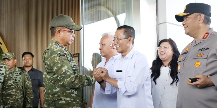 Panglima TNI, Jenderal Agus Subiyanto, berjabat tangan dengan wali Kota Amsakar.(Foto/Istimewa).