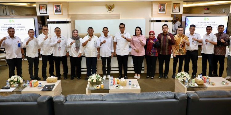 Wali Kota Batam Amsakar Achmad foto bersama dengan rombongan Wali Kota Medan. (Foto/Istimewa).