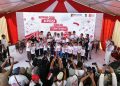 Kapala dan Wakil Kepala BP Batam foto bersama masyarkat rempang.(Foto/Humas).