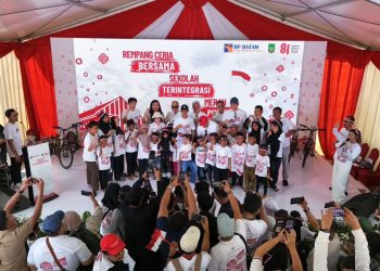 Kapala dan Wakil Kepala BP Batam foto bersama masyarkat rempang.(Foto/Humas).