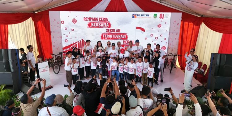 Kapala dan Wakil Kepala BP Batam foto bersama masyarkat rempang.(Foto/Humas).
