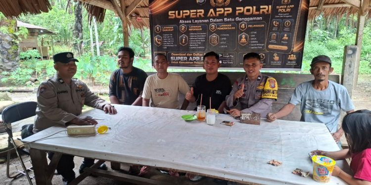 Polsek Salapian Sosialisasikan Aplikasi Super APP Polri kepada Masyarakat. (Foto/Jhon).