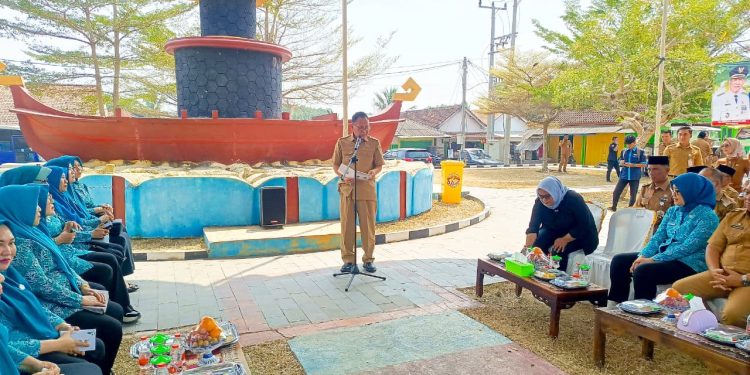 Bupati Tulang Bawang Hadiri Penimbangan Sampah di Bank Sampa. (Foto/Masderik).