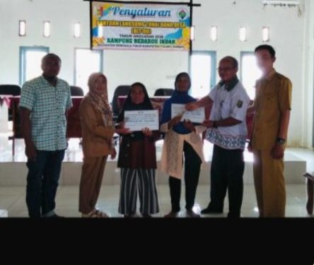 Kakam Ibu Rusiya Menyalurkan Bantuan BLT-DD Sebanyak 10 KPM yang menerima. (Foto/Maria).