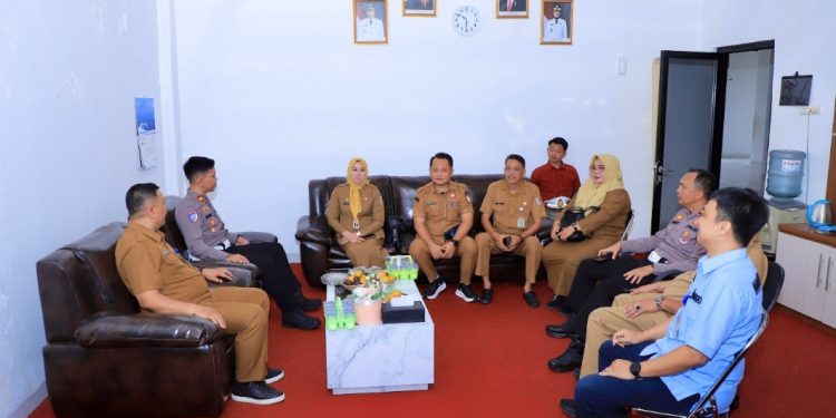 Tim Samsat Tulang Bawang Perkuat Koordinasi dan Berikan Doorprize kepada Wajib Pajak.(Foto/Masderik).