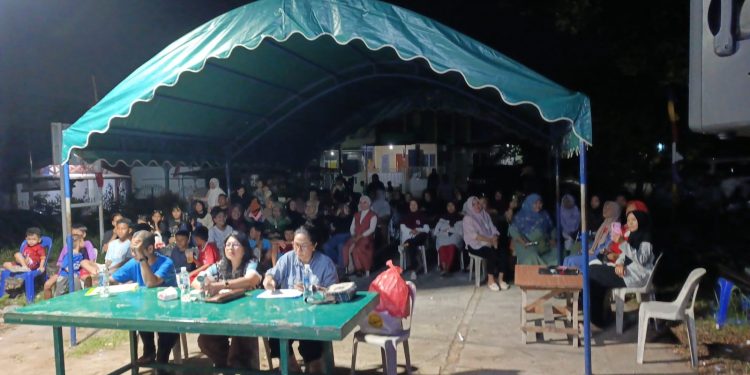 Antusias warga menghadiri acara perlombaan karaoke di Lapangan Pasum II Komplek Dotamana. (Foto/Istimewa).