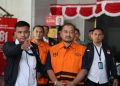 Bupati Pemalang, Anom Widiyantoro (tengah pakai rompi) diapit petugas KPK. (Foto/Dokumentasi).