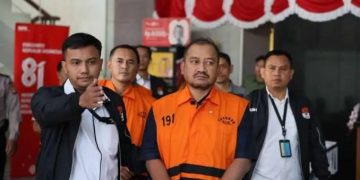 Bupati Pemalang, Anom Widiyantoro (tengah pakai rompi) diapit petugas KPK. (Foto/Dokumentasi).