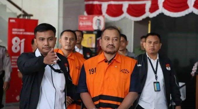 Bupati Pemalang, Anom Widiyantoro (tengah pakai rompi) diapit petugas KPK. (Foto/Dokumentasi).
