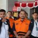 Bupati Pemalang, Anom Widiyantoro (tengah pakai rompi) diapit petugas KPK. (Foto/Dokumentasi).