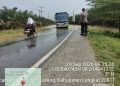 Banjir Rendam Jalan Sumor bor-Tanjung Selamat, Polsek Padang Tualang Sigap Atur Lalu Lintas. (Foto/Jhon).
