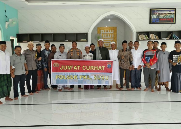 Polsek Pangkalan susu Gelar “Jumat Curhat” di Mesjid At-Taqwa. (Foto/Jhon).