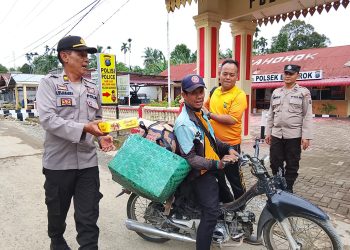 Jum'at Berkah, Polisi Bagikan Nasi Kotak Kepada masyarakat Bahorok. (Foto/Jhon).