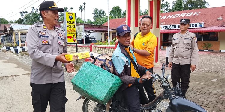 Jum'at Berkah, Polisi Bagikan Nasi Kotak Kepada masyarakat Bahorok. (Foto/Jhon).
