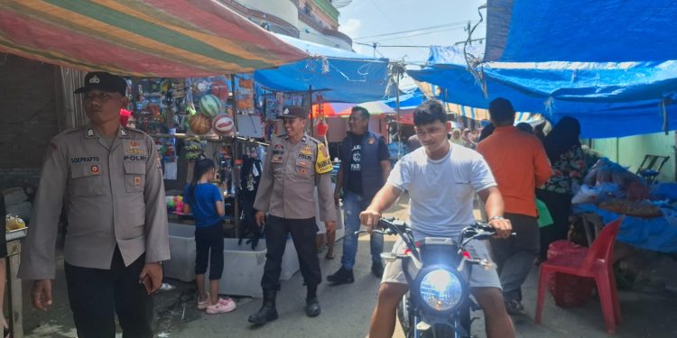 Polsek Salapian Intensifkan Patroli di Pasar Tanjung Langkat. (Foto/Jhon).