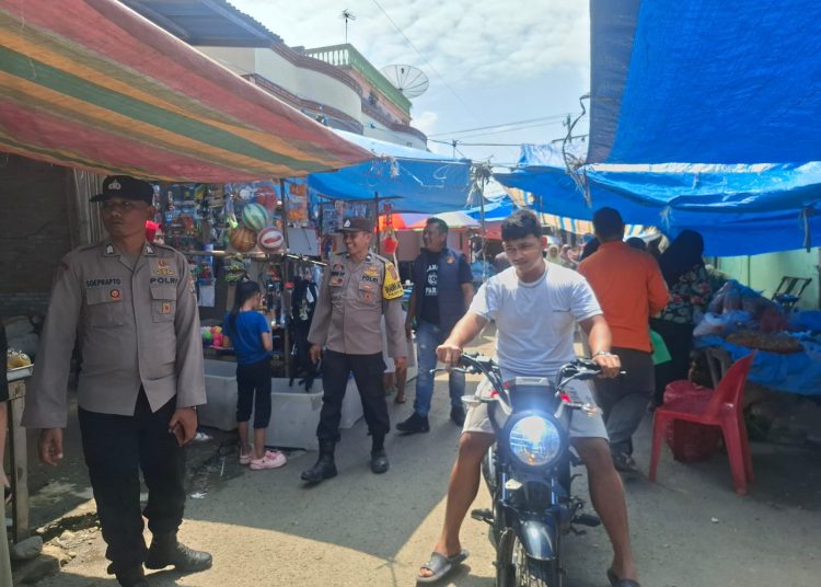 Polsek Salapian Intensifkan Patroli di Pasar Tanjung Langkat. (Foto/Jhon).